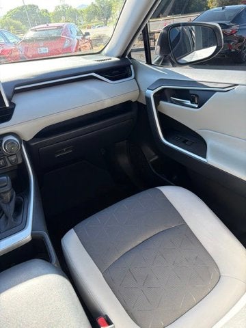 2025 Toyota RAV4 XLE - Photo 13