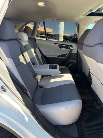 2025 Toyota RAV4 XLE - Photo 9