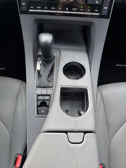 2022 Toyota Avalon Hybrid XLE