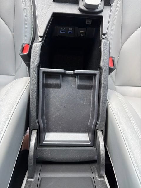 2022 Toyota Avalon Hybrid XLE