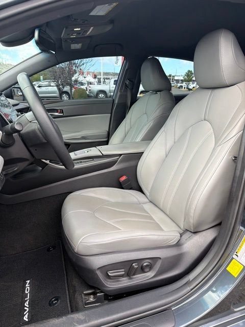 2022 Toyota Avalon Hybrid XLE
