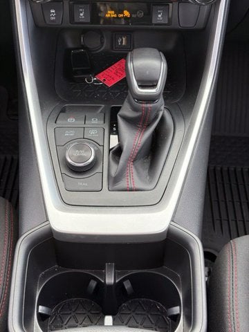2025 Toyota RAV4 SE - Photo 13